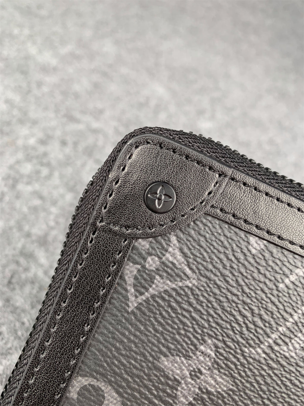 LV Horizontal Zippy Wallet 'Black'
