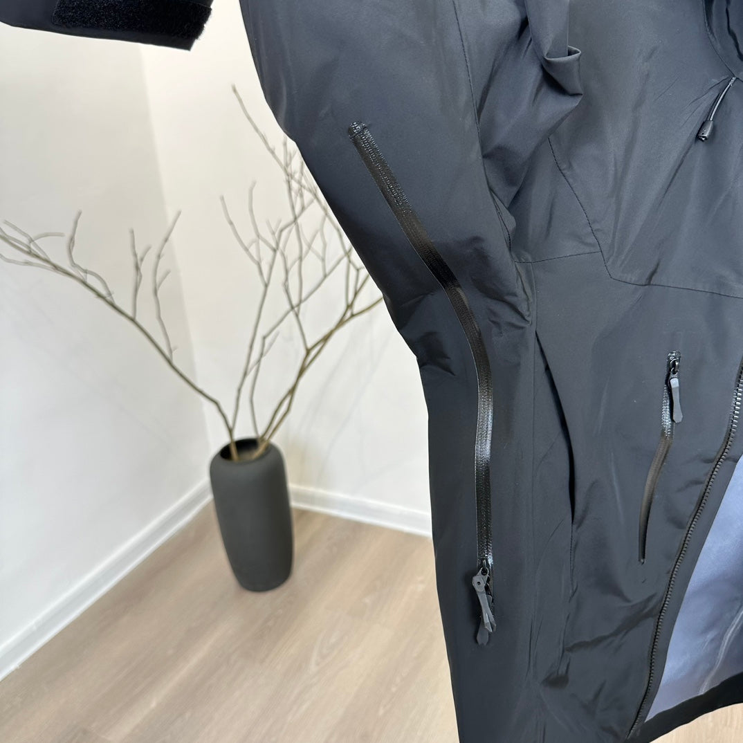 Arc'teryx Men's Alpha Jacket SV7 'Black'