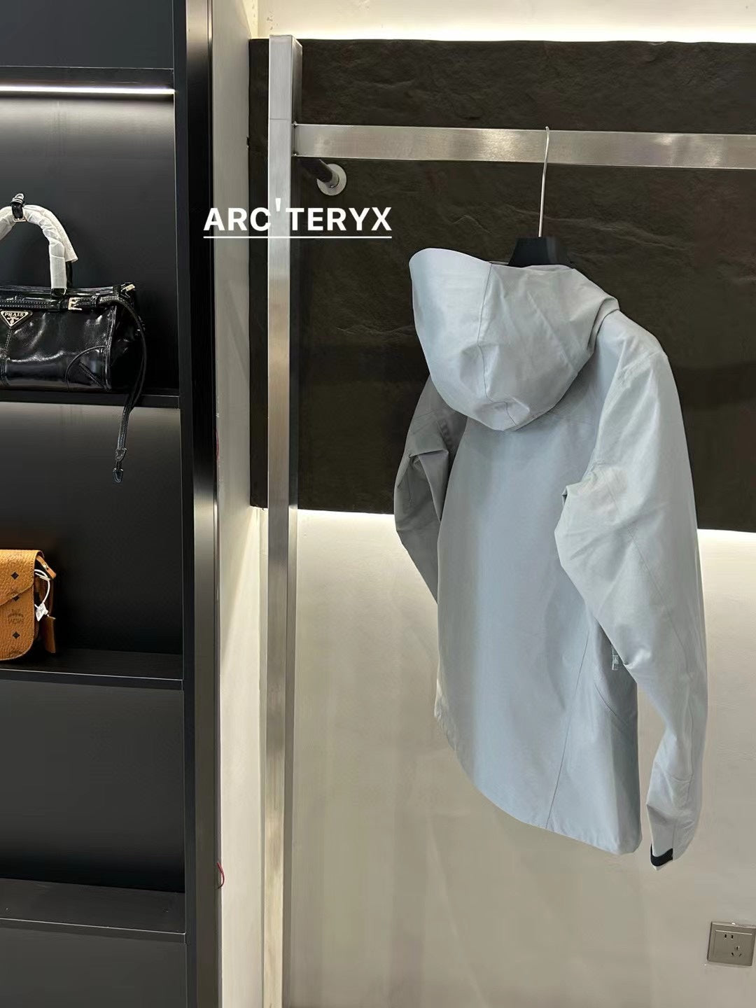 Arc'teryx Men's Beta Jacket 'Light Gray'