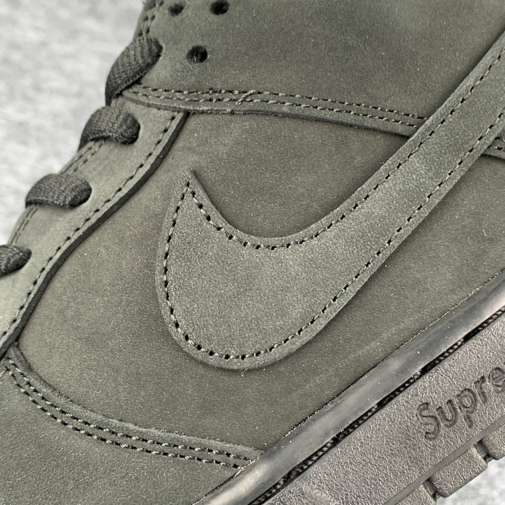 Supreme x Nike Dunk Low SB 'Black'